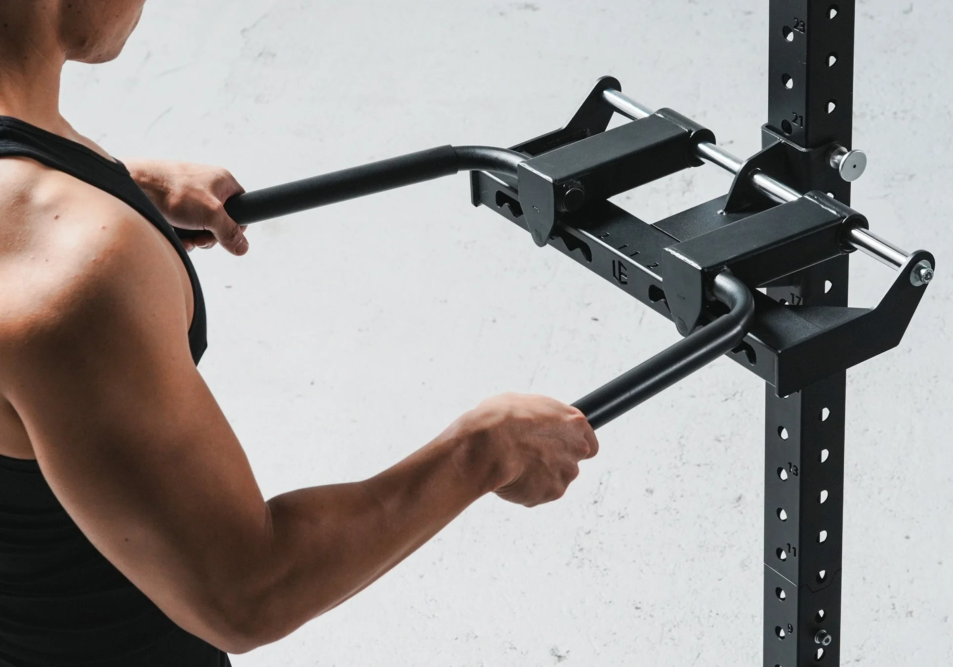 ディップスバーを使用する男性