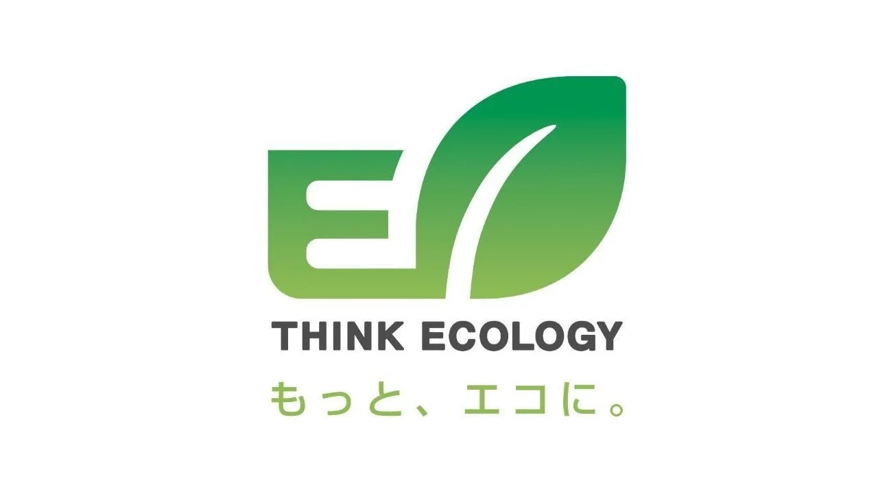 「THINK ECOLOGY」と「もっと、エコに。」というメッセージが書かれたロゴマークです。アルファベットの「E」と緑色の葉が組み合わされており、環境への配慮やエコ活動を推進するデザインとなっています。