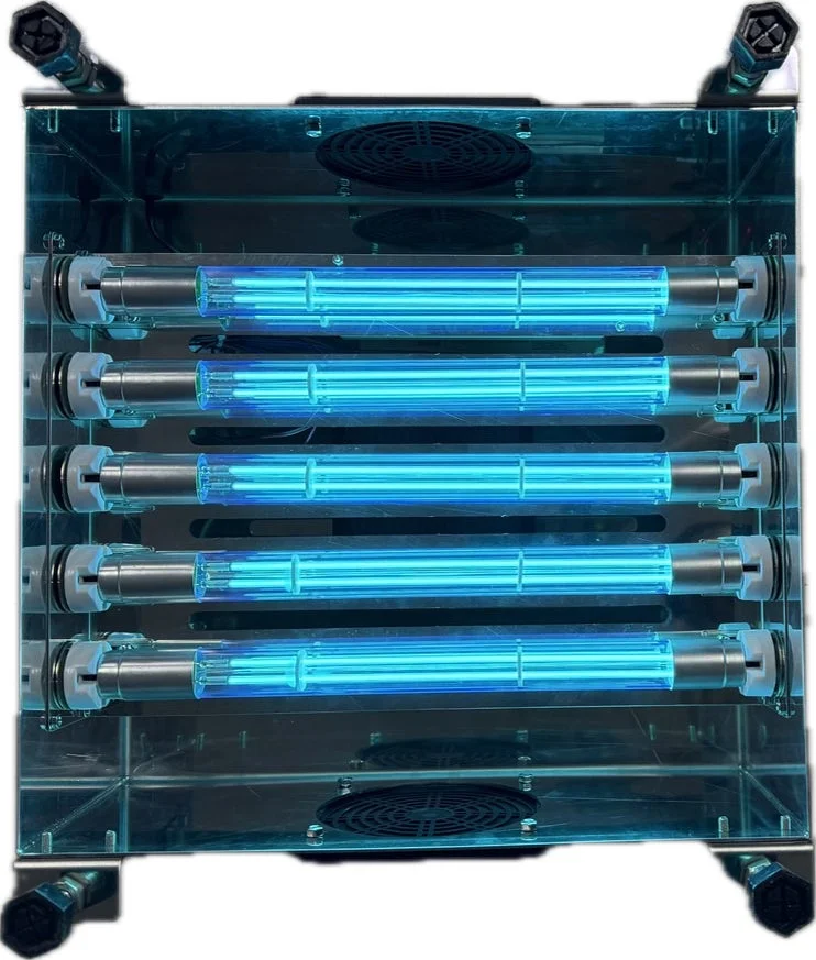 透明なケースの中に複数の青く光る紫外線ランプが縦に並んだ装置