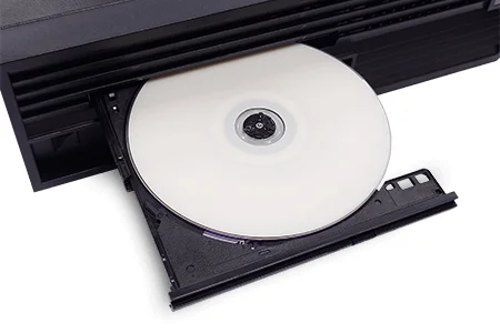 ディスクドライブからトレイが引き出された様子