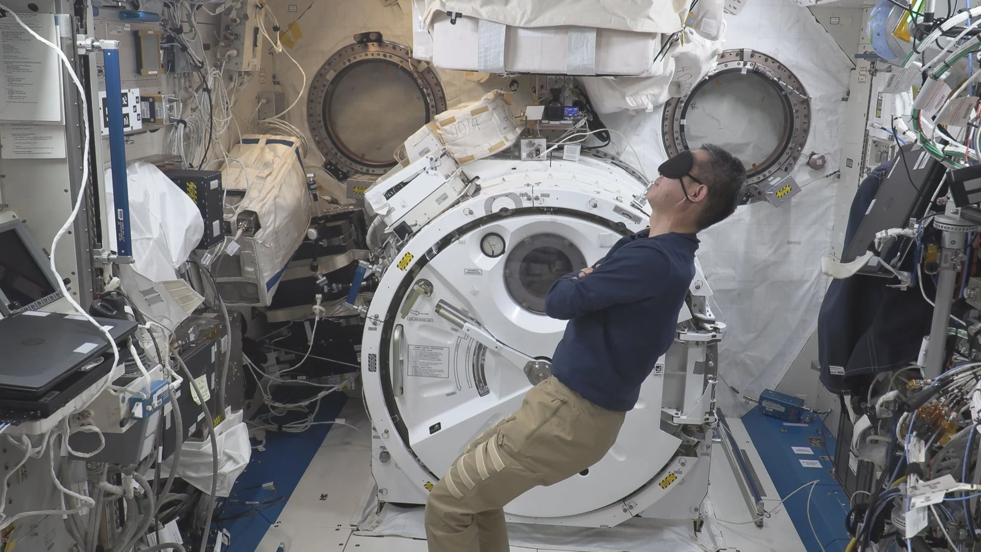 アイマスクを着用した宇宙飛行士