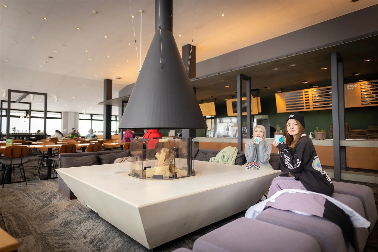 カフェでくつろぐ女性たち