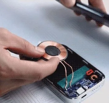 電子機器内部のワイヤレス充電コイル