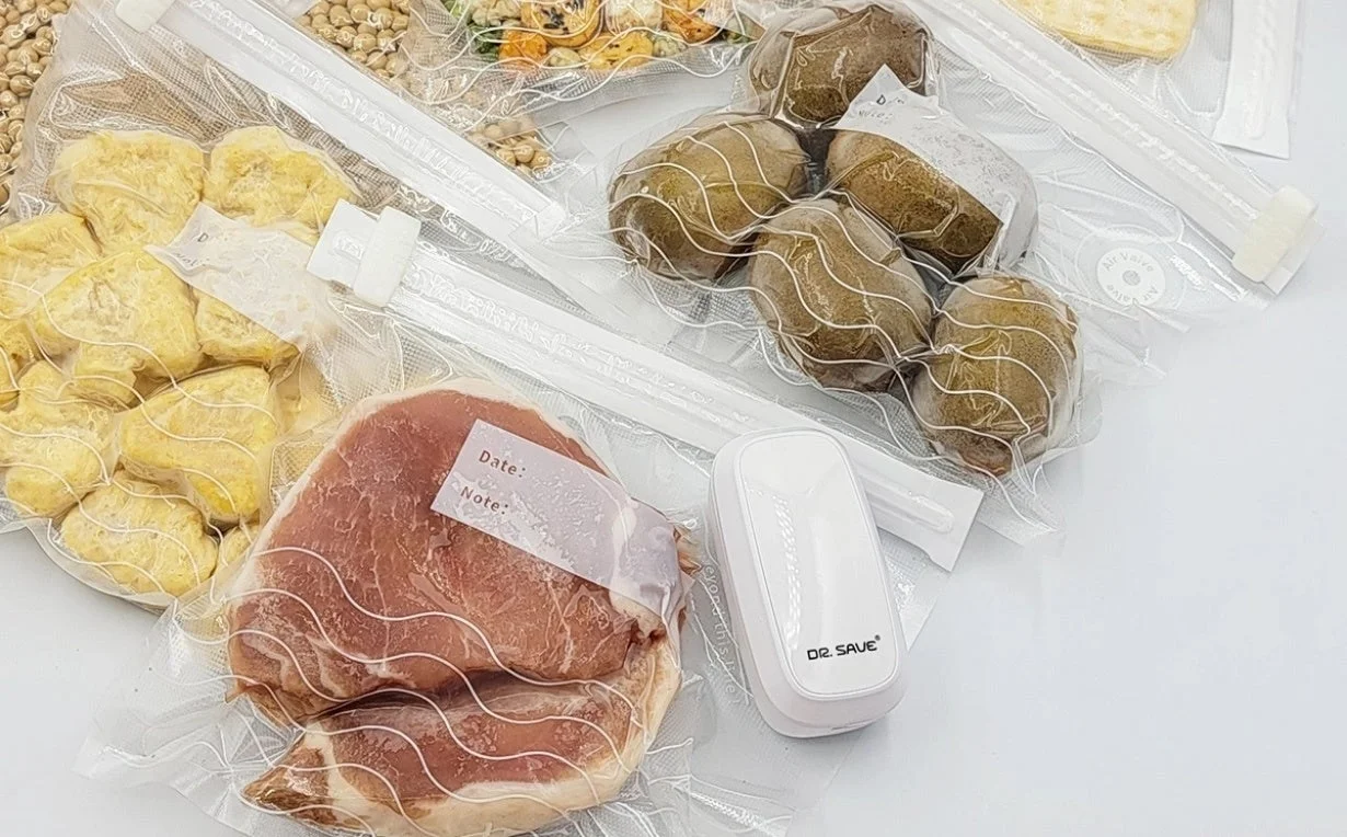 真空パックされた肉、黄色い食材、茶色い食材が写っており、隣には「DR. SAVE」と書かれた真空シーラーが置かれています。食品の鮮度を保つための保存方法を示しています。