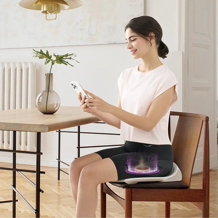 スマートフォンを見ながらPerine Fitを使用する女性