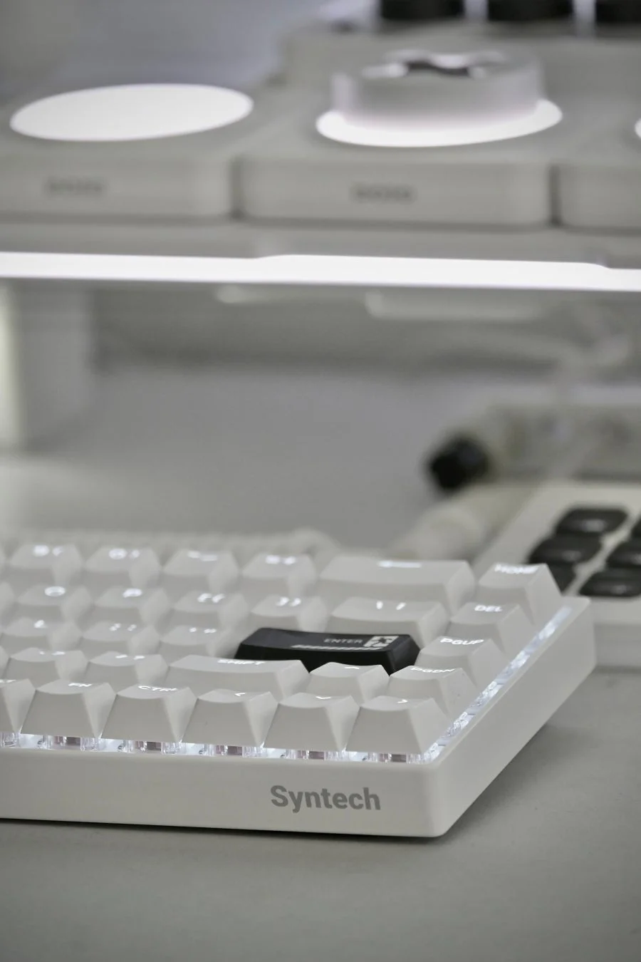 Syntechロゴ入り白いキーボードのEnterキー