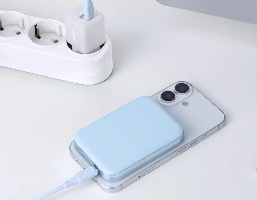 水色のモバイルバッテリーでスマートフォンをワイヤレス充電