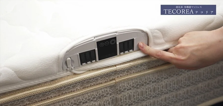 TECOREAの操作パネルを指で触れている様子