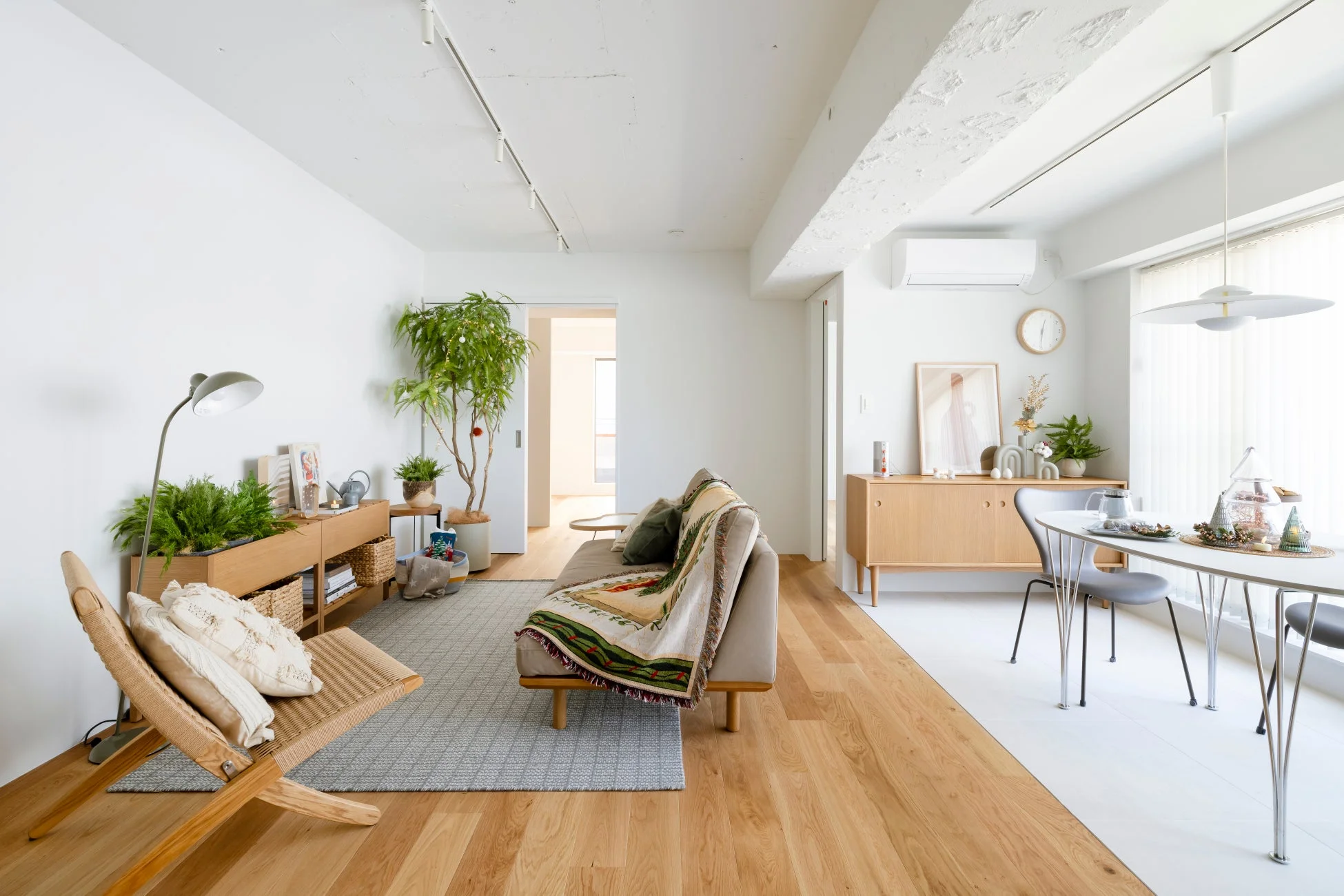 白を基調とした明るく広々としたリビングダイニングルーム