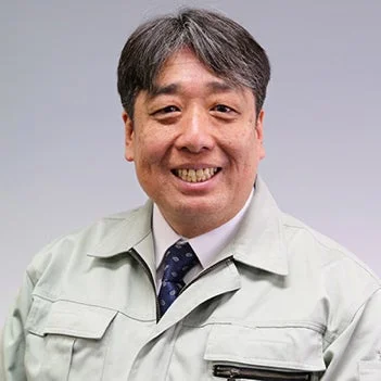 笑顔でカメラを見つめる中高年の日本人男性のポートレート