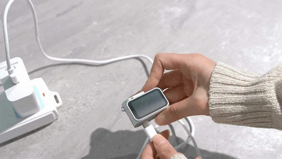 USBケーブルで充電中の小型カメラ