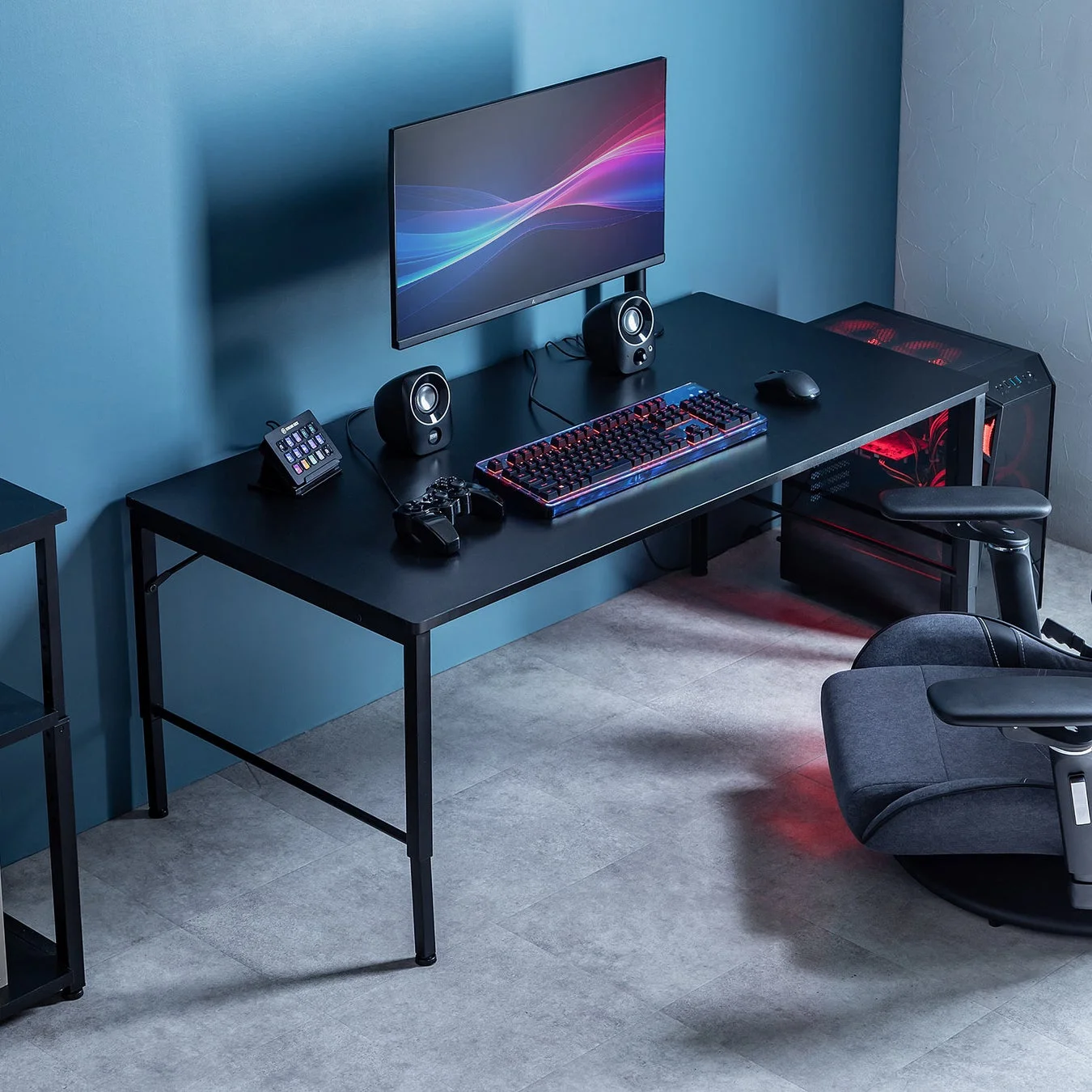 青い壁を背景にしたスタイリッシュなゲーミング/配信環境