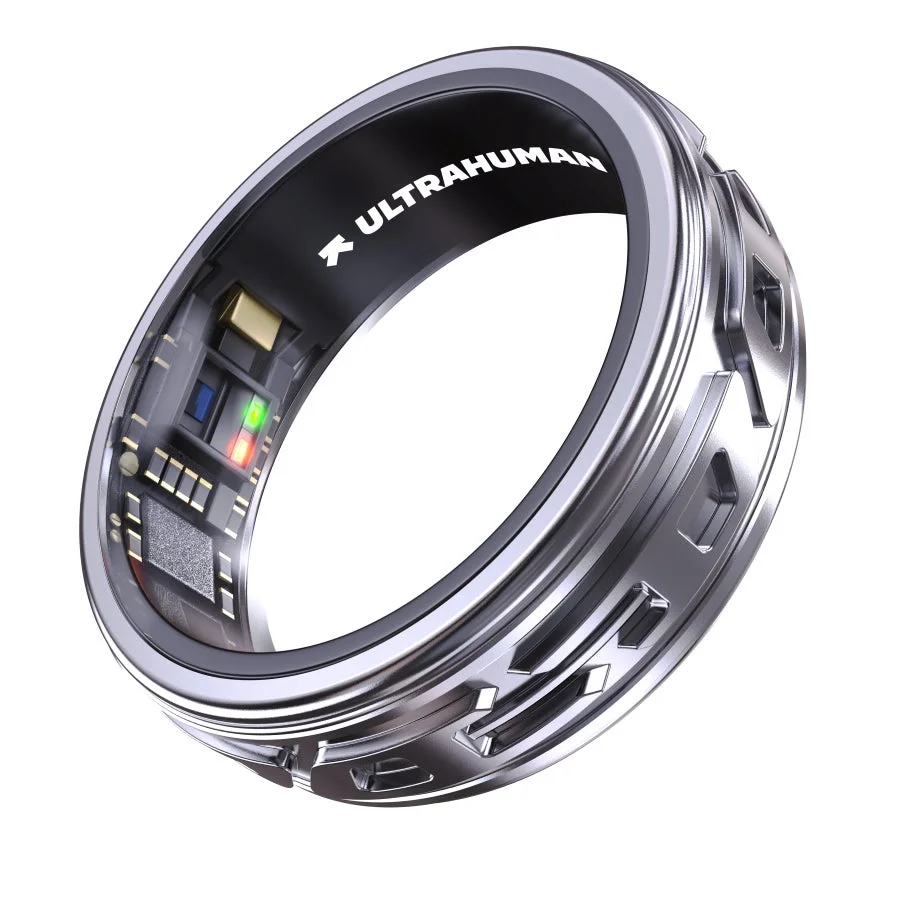 シルバーのスマートリングのクローズアップ