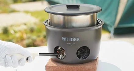 新聞紙に着火する様子