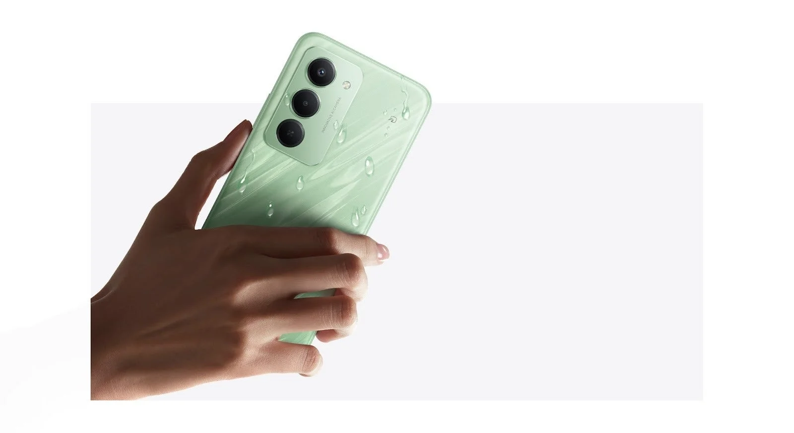 水滴が付着した緑色のスマートフォン