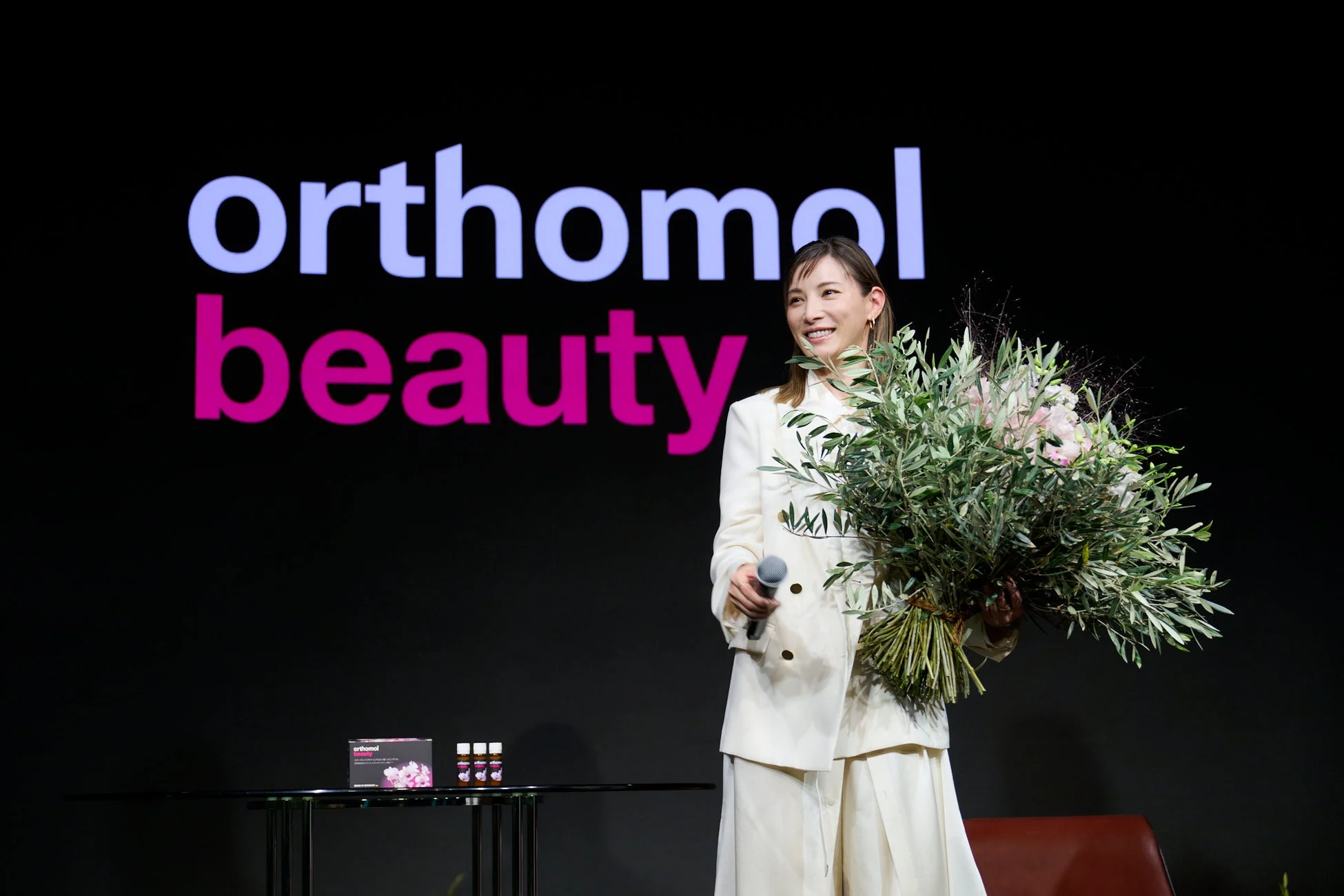 花束を受け取る加藤あいさん