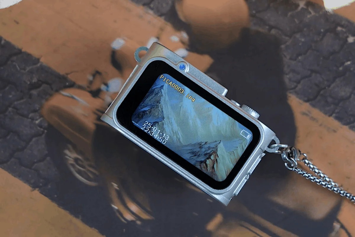 カメラのディスプレイに山岳風景が映し出されている画像