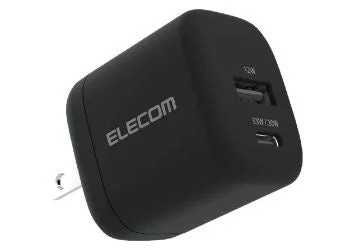 ELECOM製の黒いACアダプタが写っています。USB-AポートとUSB-Cポートの2つの出力端子があり、合計33Wの急速充電に対応しているようです。