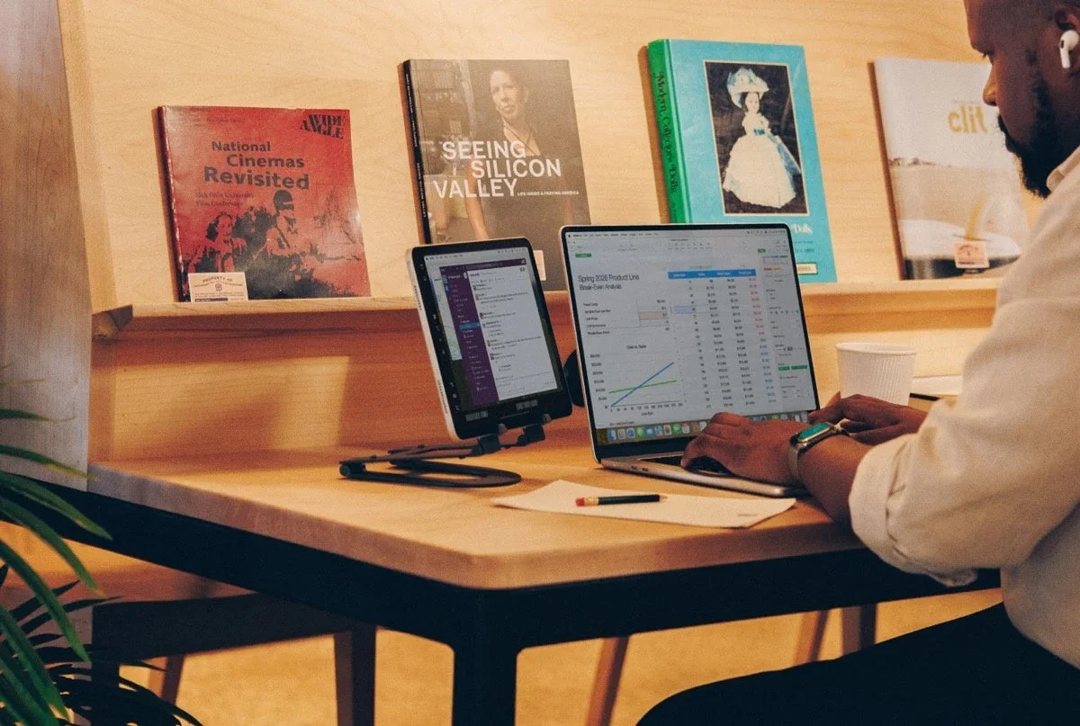 タブレットとノートPCで作業する男性