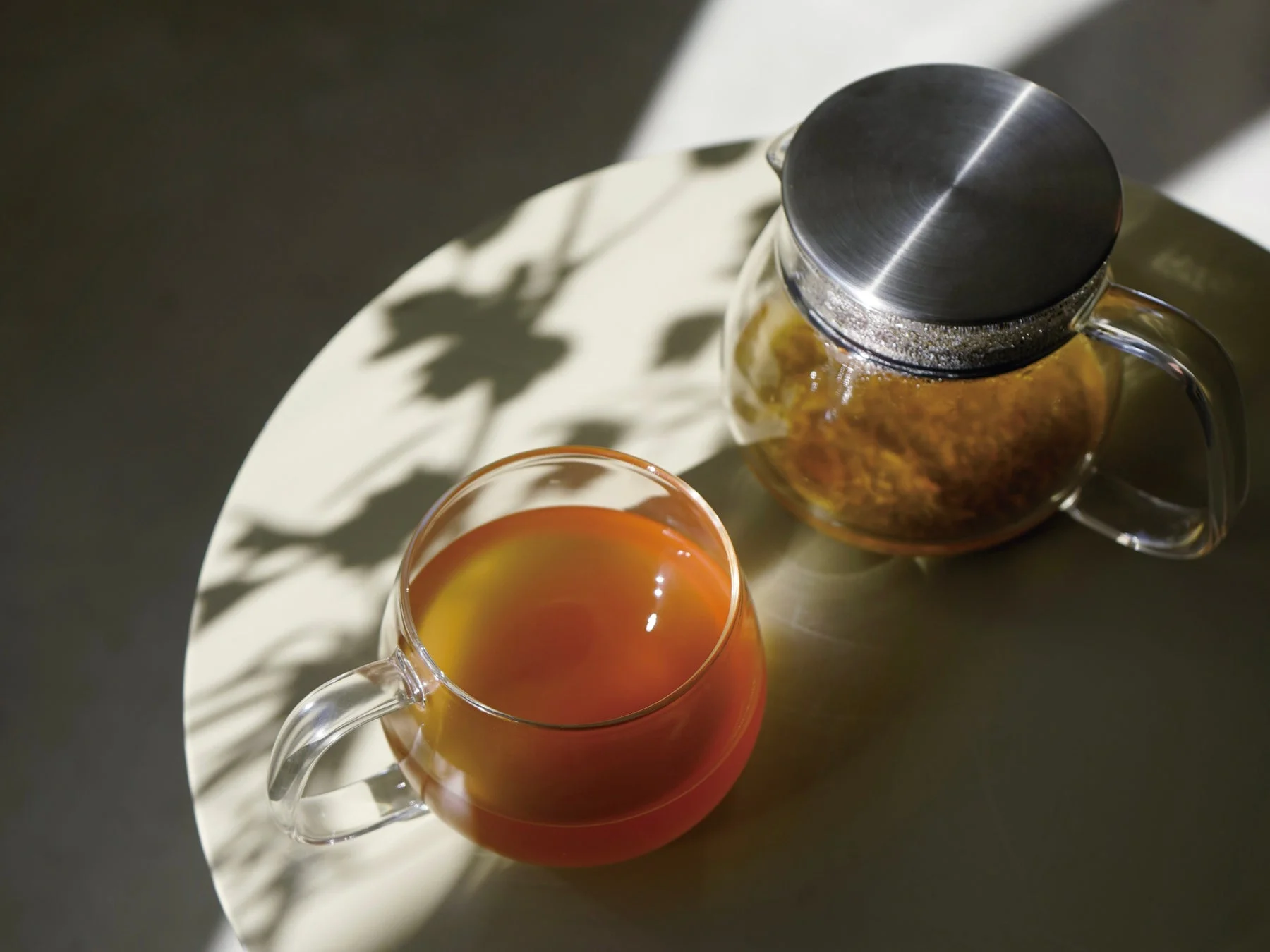 ティーポットとカップ