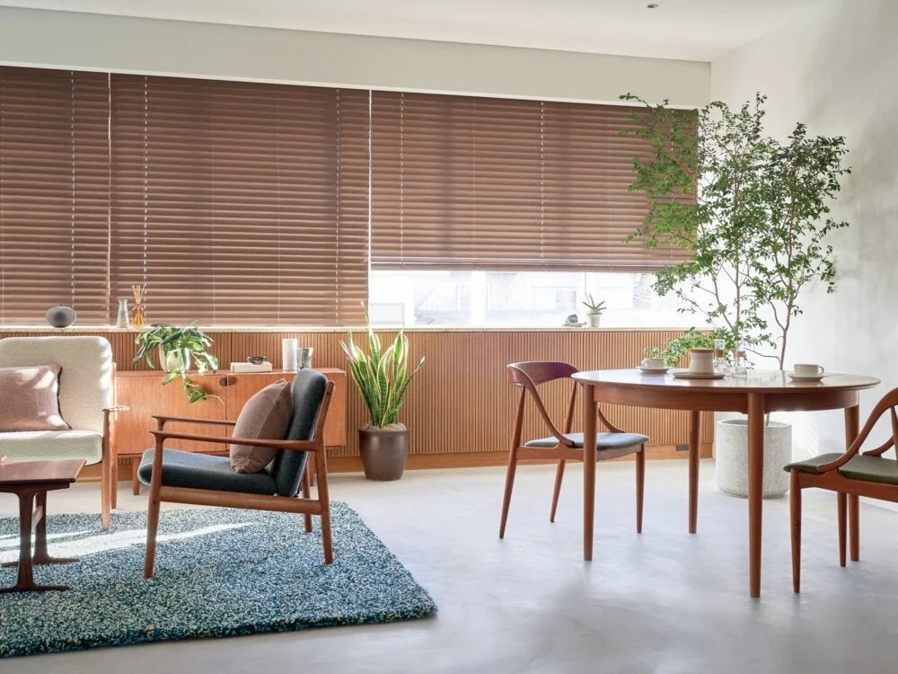 モダンで落ち着いた雰囲気のリビングとダイニングエリア