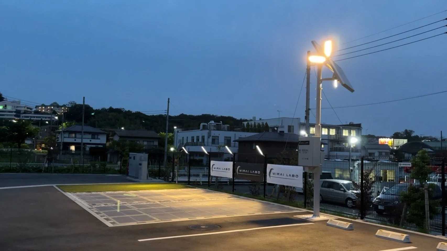 ソーラーパネル付きの街灯が設置された駐車場