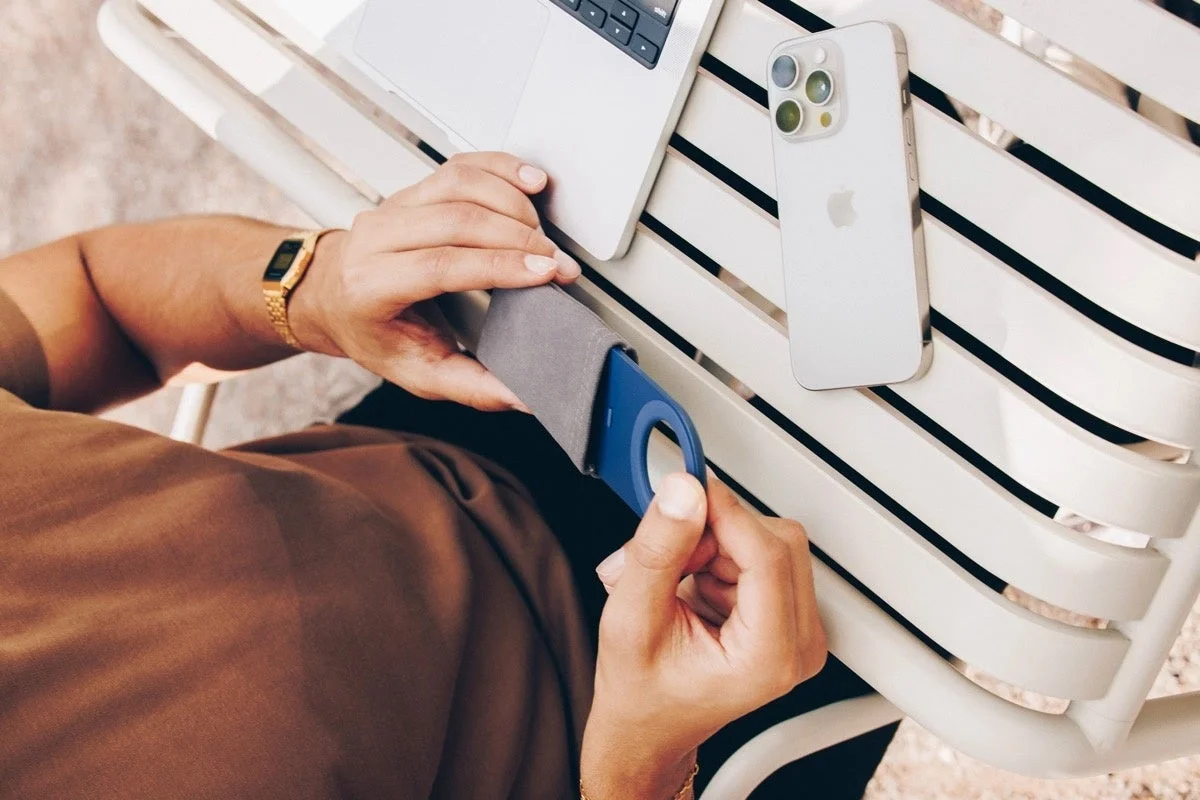 MagSafe対応製品とMacBook、屋外でのリラックスシーン