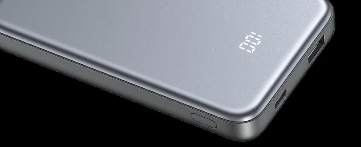 デジタル表示のモバイルバッテリー