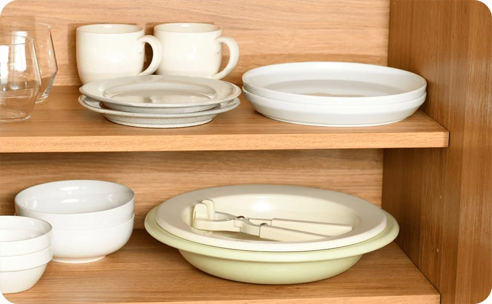 重ねて収納された食器