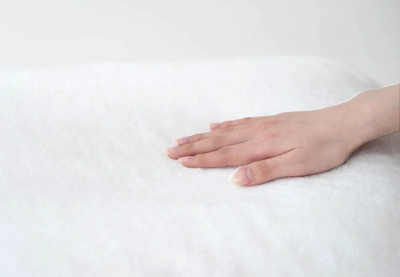 ふわふわのタオルに触れる手