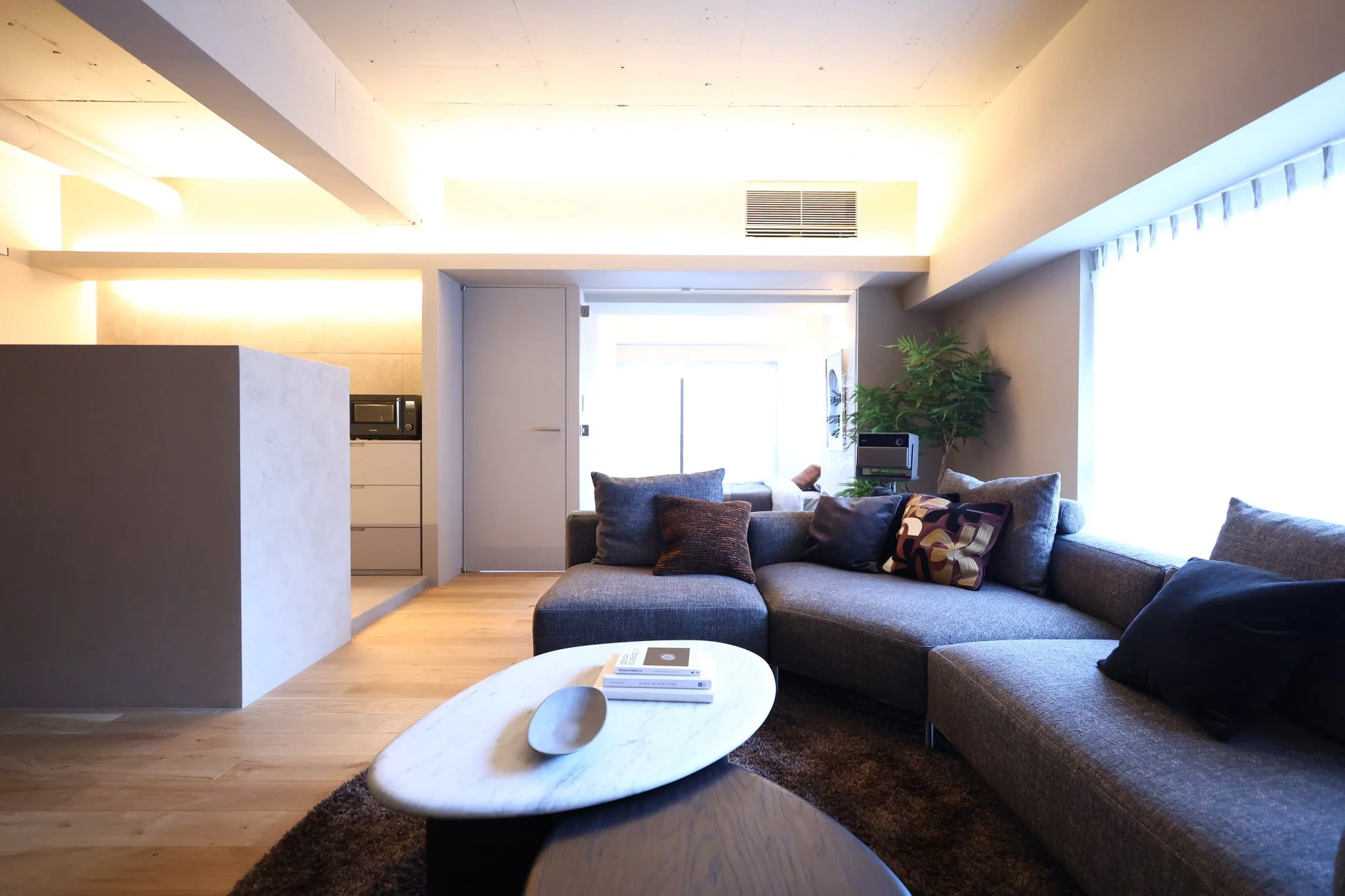 モダンなリビングルームの全景