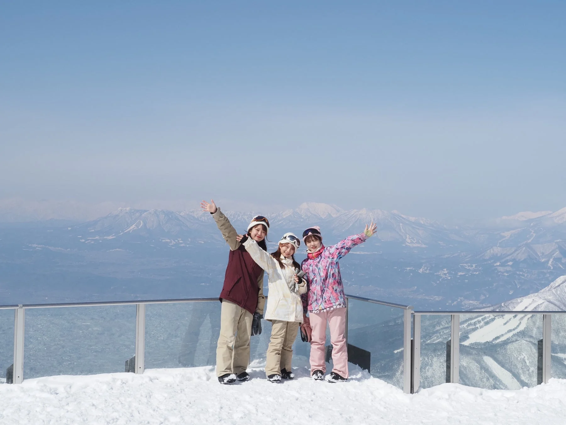 雪山で手を振る女性たち