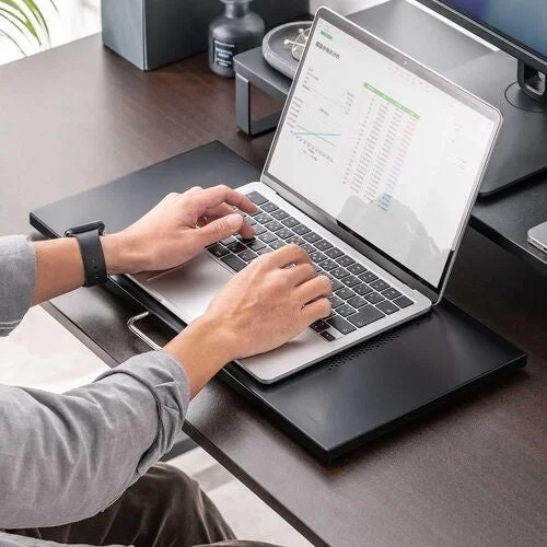 ノートパソコンで作業する様子