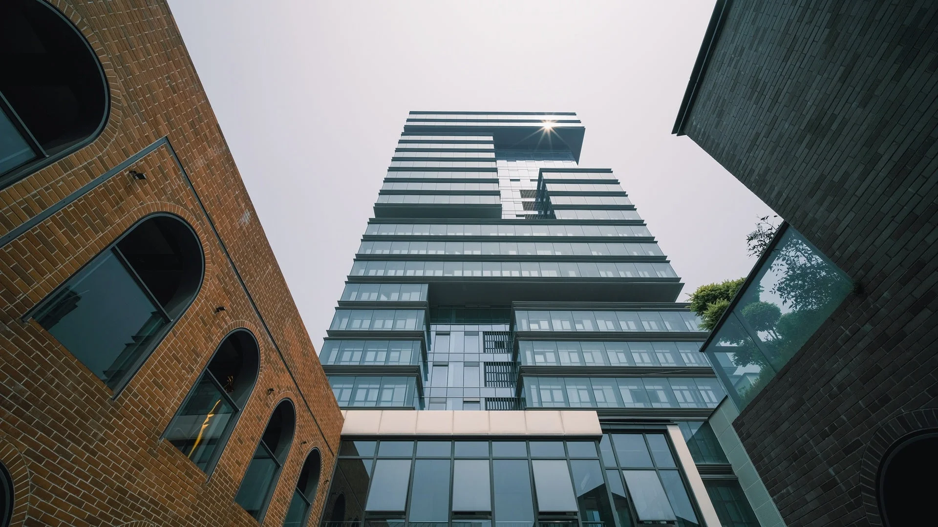 青空の下にそびえる高層ビル群