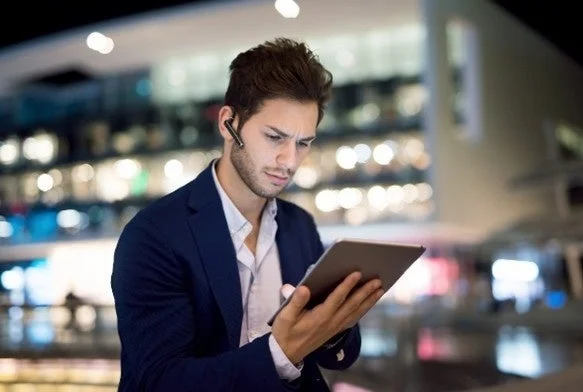 タブレットを操作する男性とMINC01