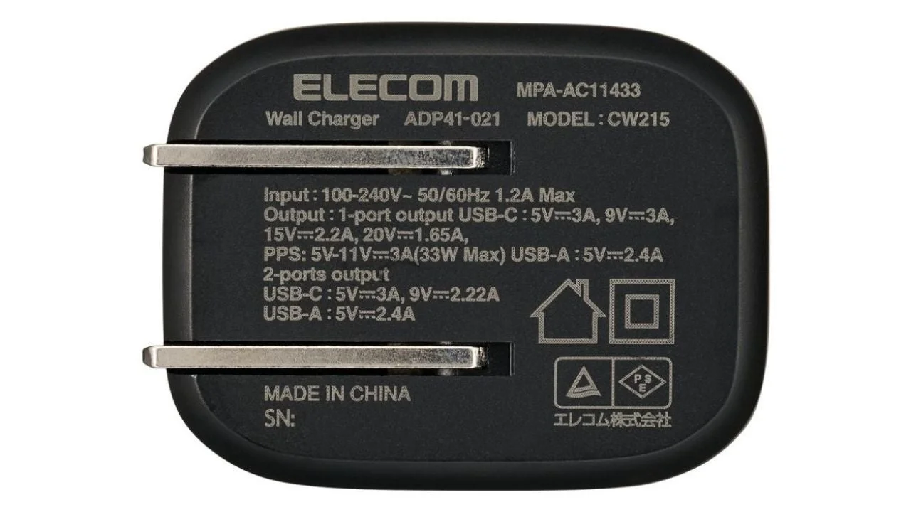 ELECOM製のウォールチャージャーMPA-AC11433(モデルCW215)で、最大33W出力に対応。USB-CとUSB-Aの2ポートを備え、スマートフォンやタブレットなど様々な機器の充電が可能です。入力は100-240Vで、海外での使用も想定されています。