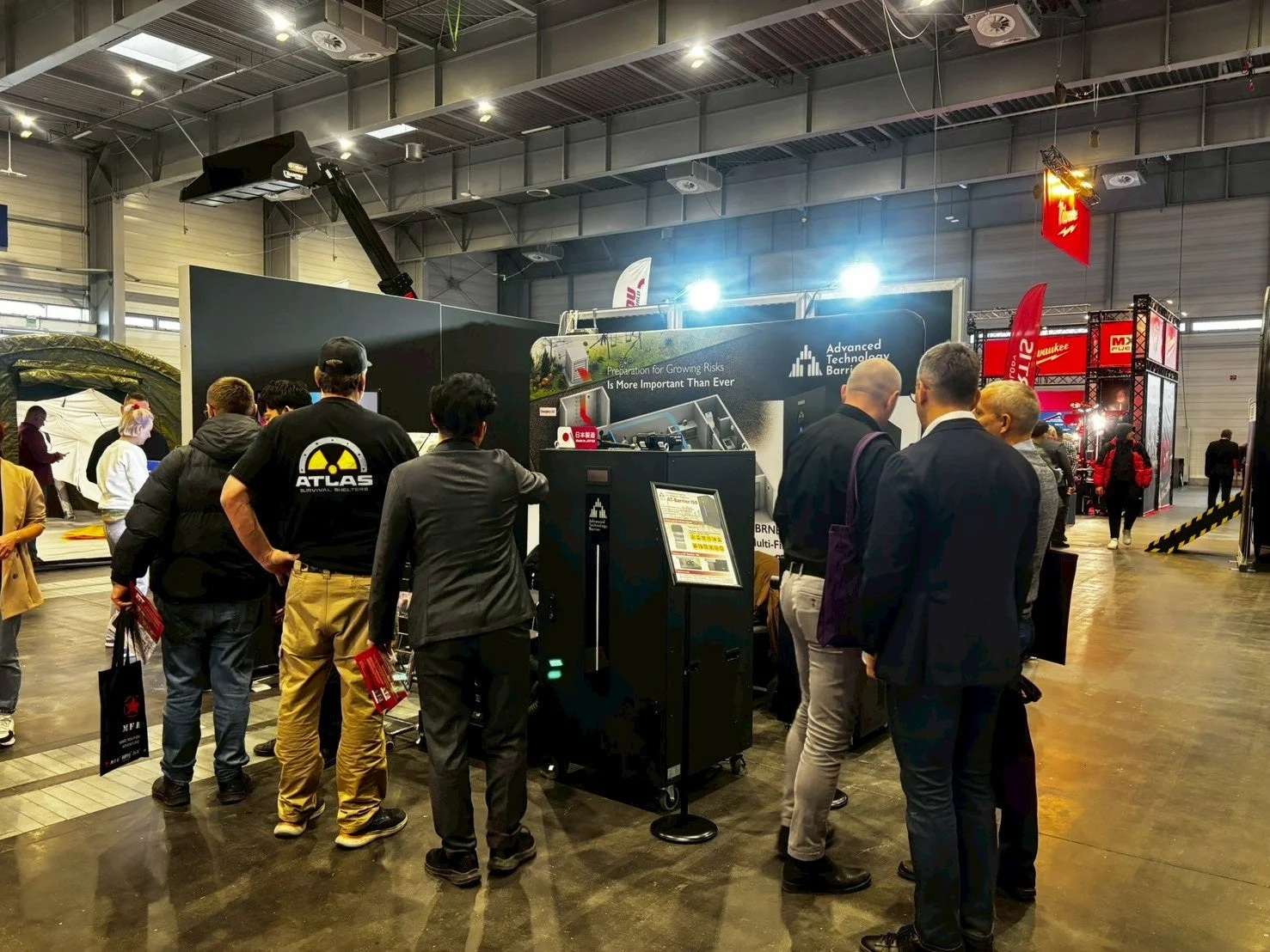 ATLAS SURVIVAL SHELTERSブースの様子