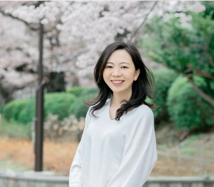 笑顔で立つ女性