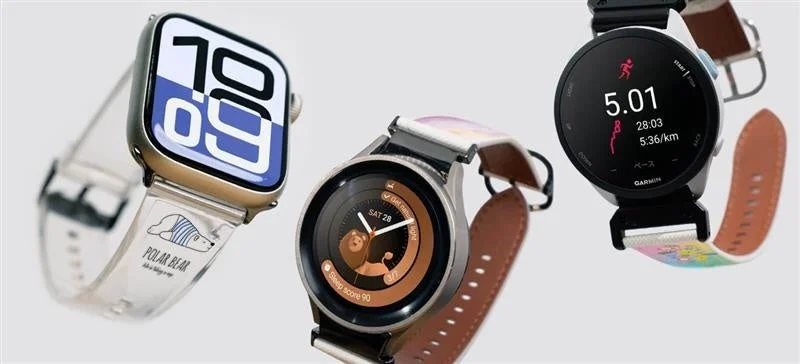 様々なデザインのスマートウォッチが並ぶ画像