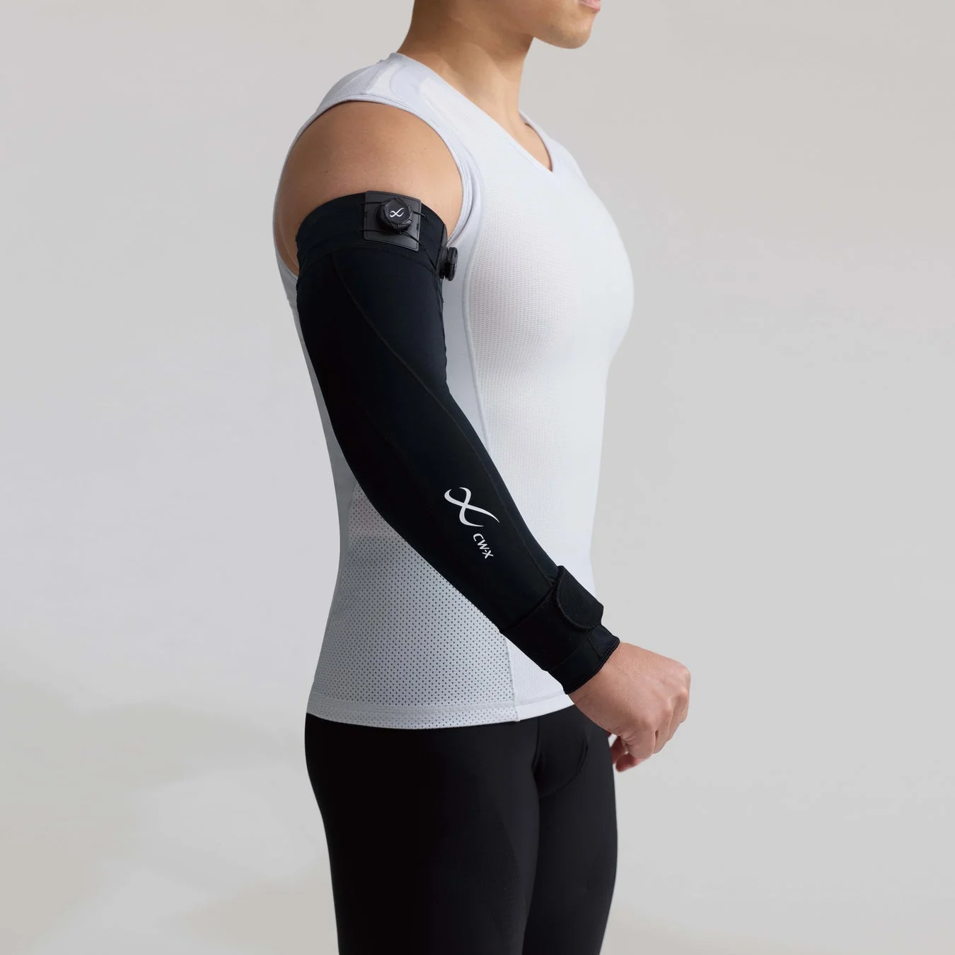 CW-X Arm Brace 着用イメージ1