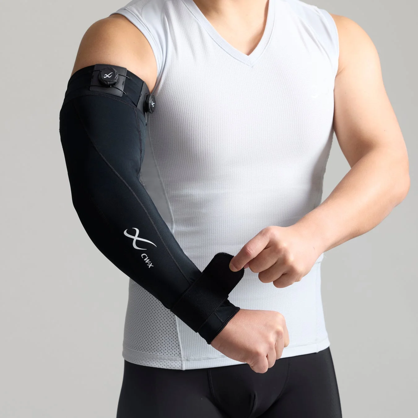 CW-X Arm Brace 着用イメージ2