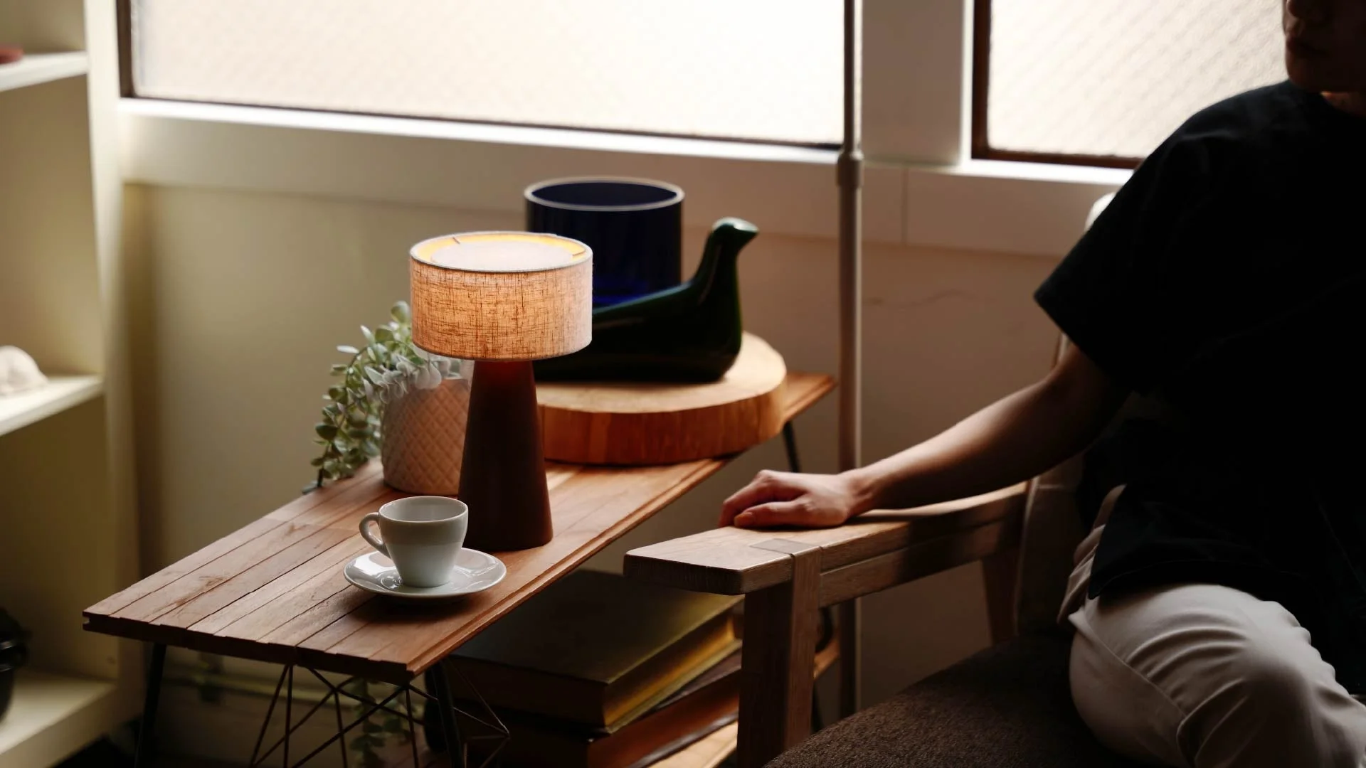 リビングのサイドテーブルに置かれたWottランプ