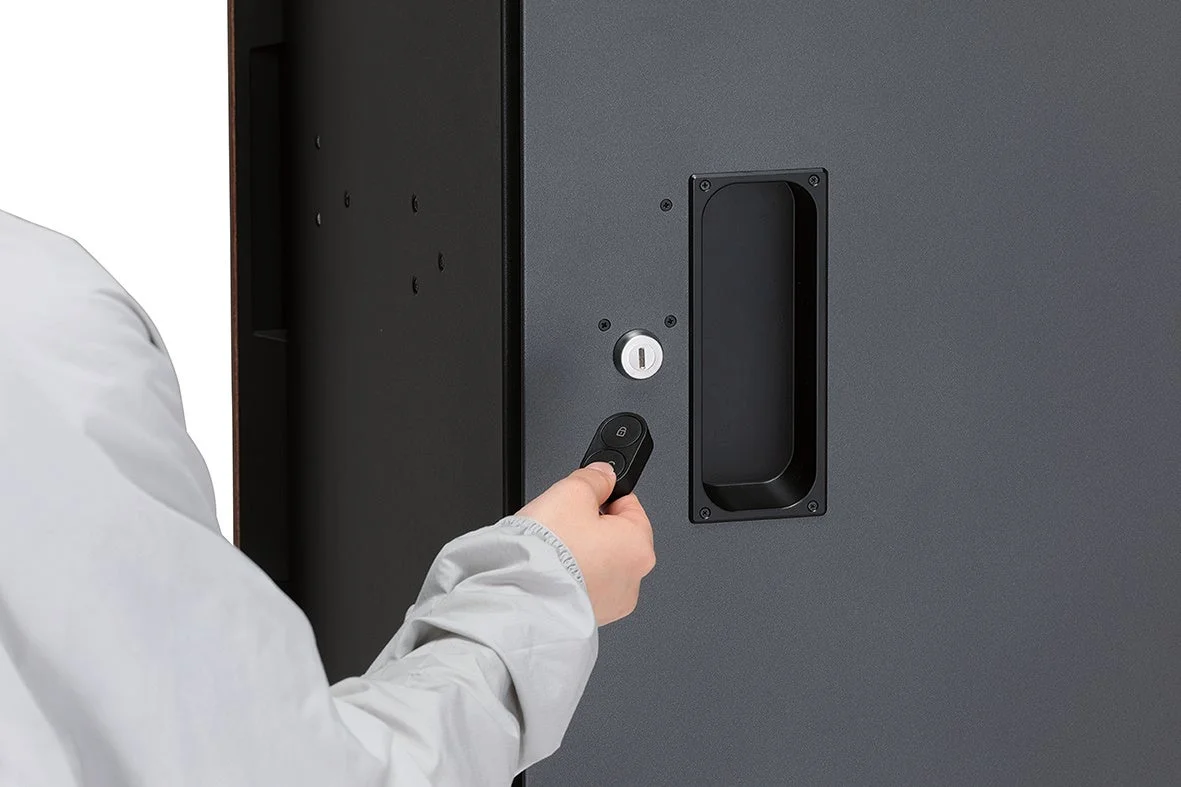 リモコンを操作する人物