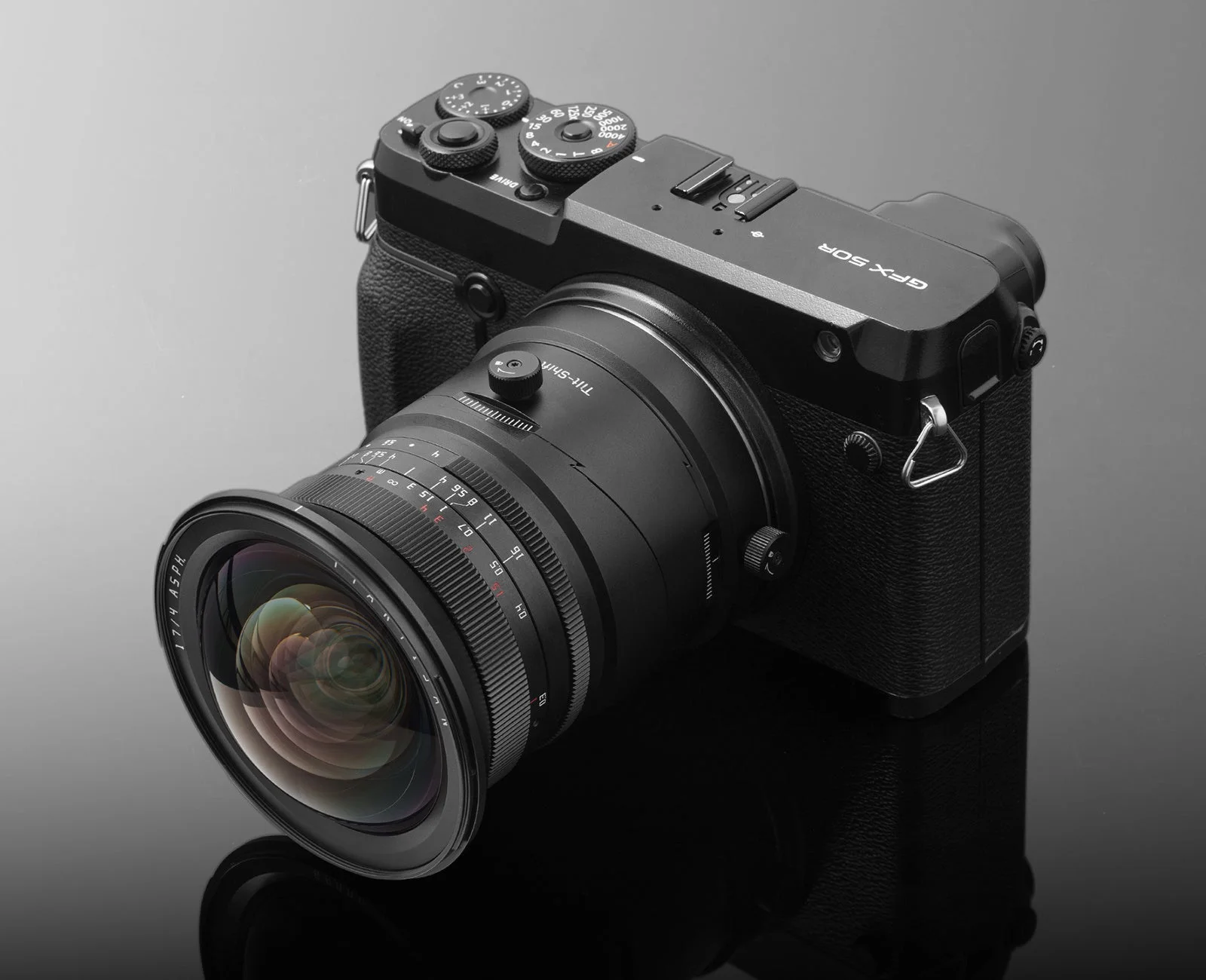 富士フイルムGFX Gマウントに装着されたTTArtisan Tilt-Shift 17mm f/4 ASPH.
