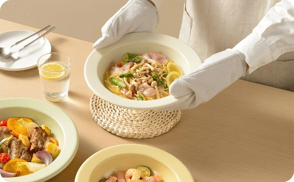 調理したパスタをテーブルに置く様子