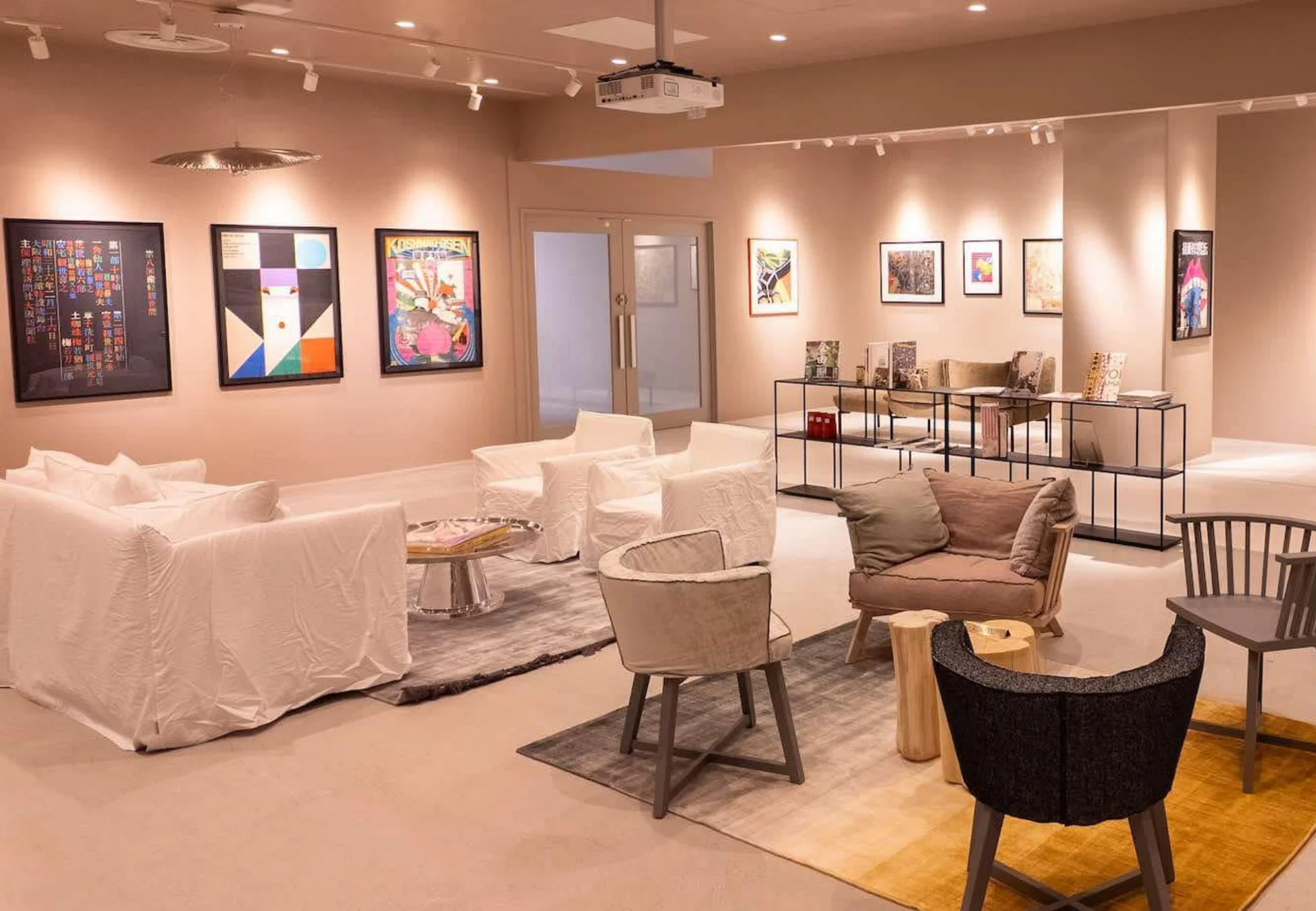 アートポスターが飾られたモダンなラウンジスペース