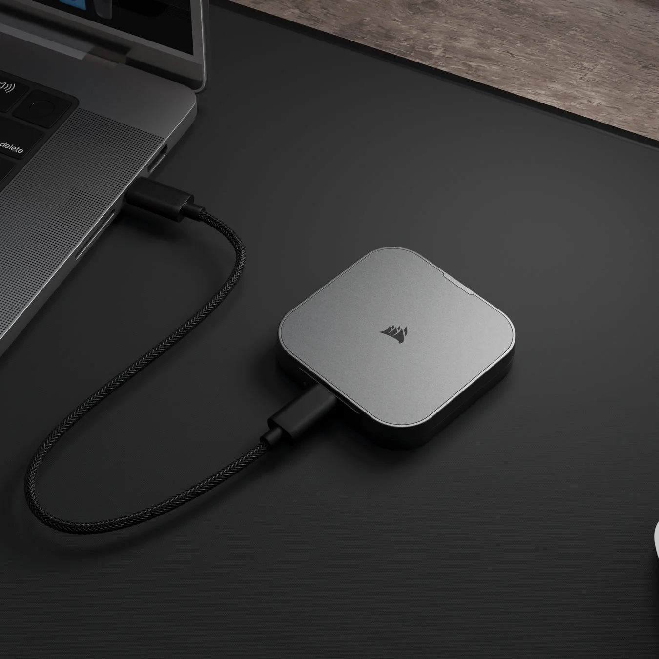 MacBookに接続された外付けSSD