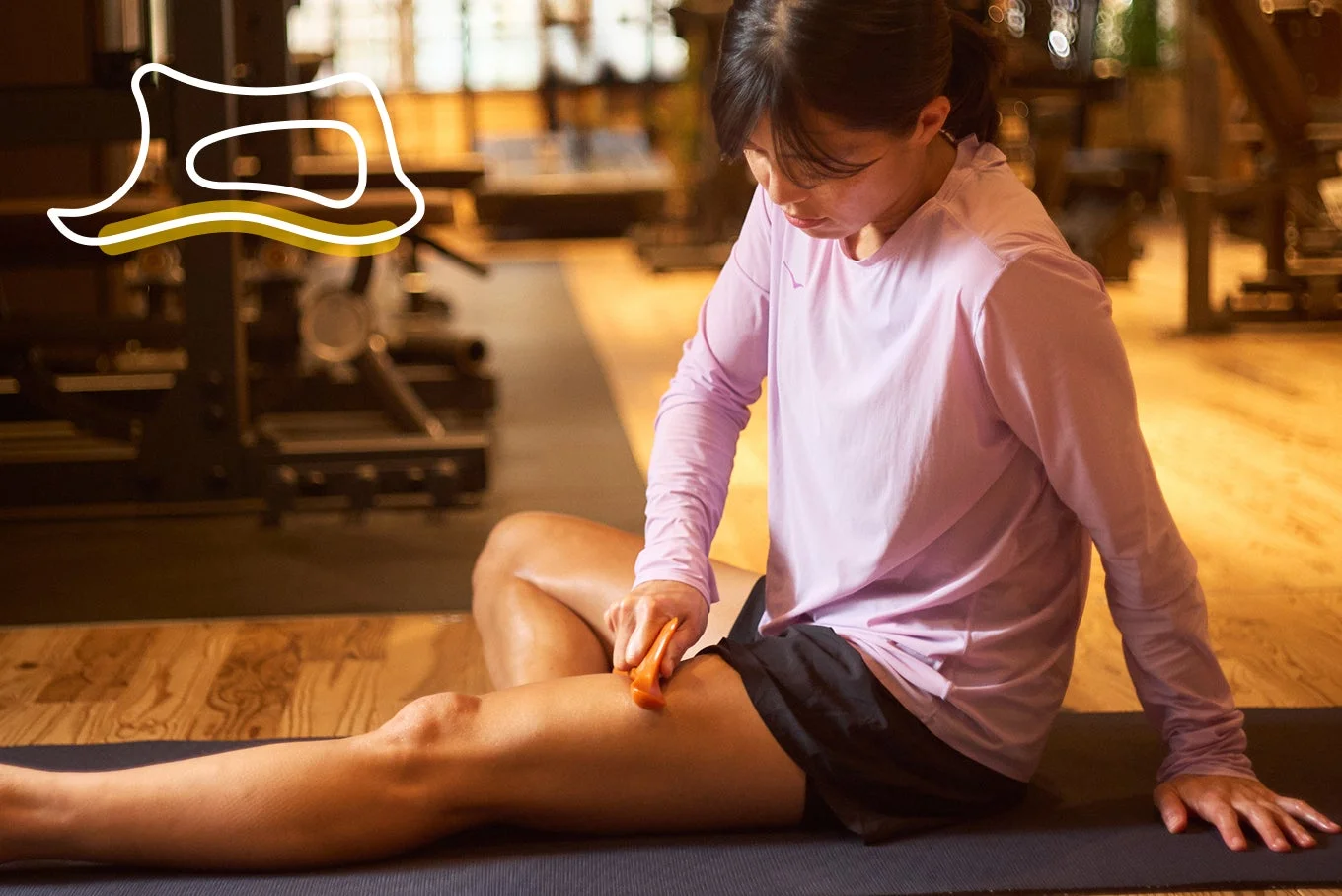 女性が太ももにマッサージツールを使用