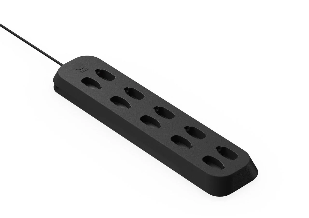 黒い長方形の電子機器が斜めに配置されており、小型デバイスの充電ステーションのように見えます。