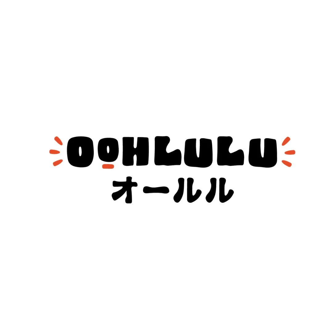 白背景に黒色の丸みのあるフォントで「OOHLULU」と「オールル」と書かれたロゴデザインです。文字の両端には赤色の装飾が施されています。